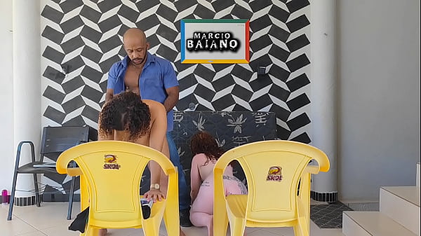 ছোট মেয়েদের বাগানে নিমন্ত্রণ